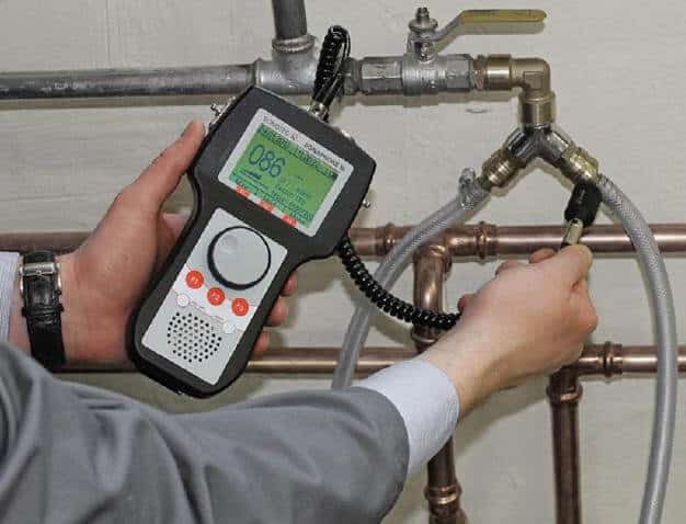 اصلاح تسربات المياه بالمدينة